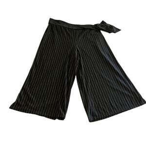 Larry Levine Stretch Black pinstriped Cropped Pants L